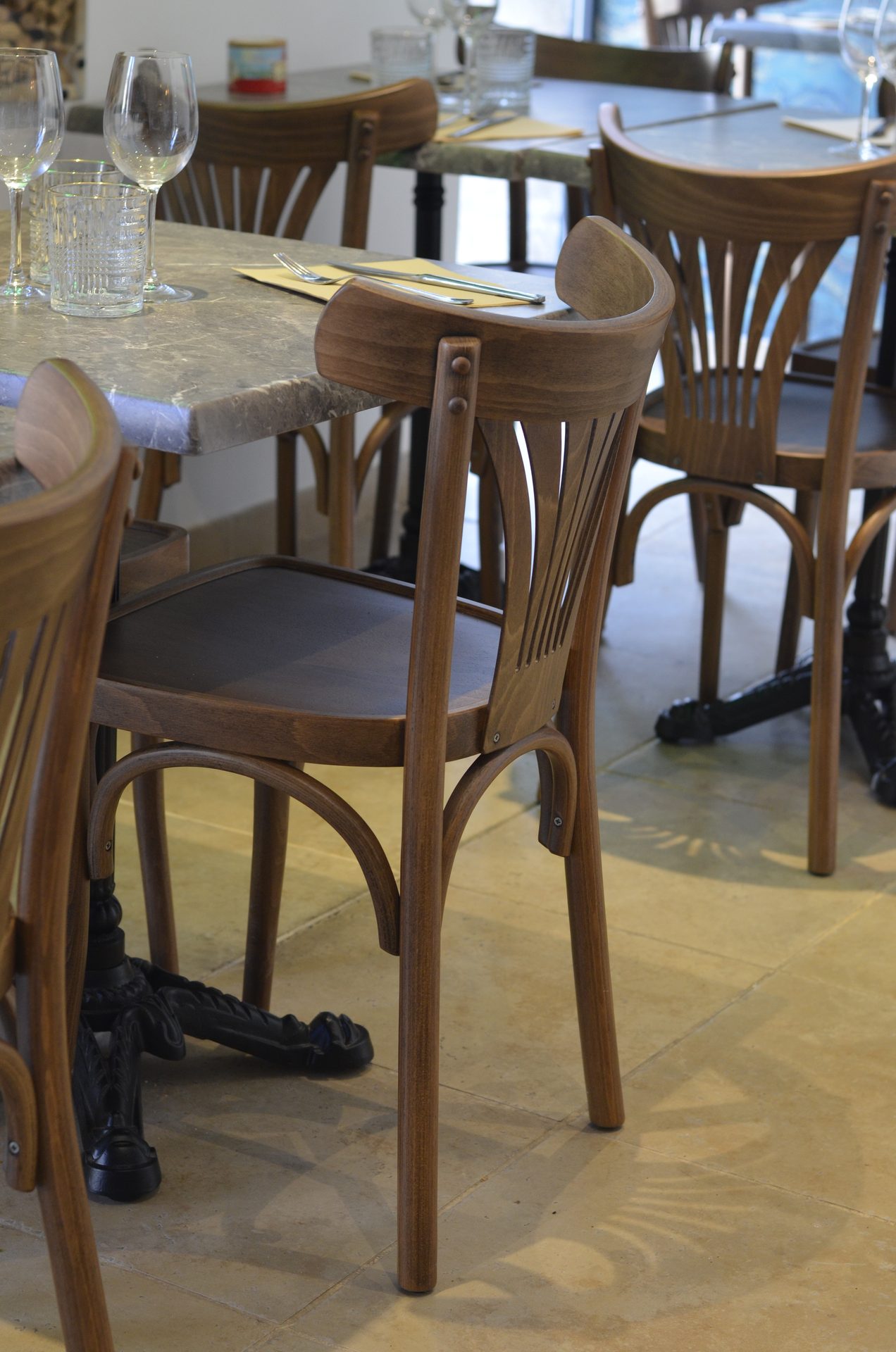 Chaise TON 56 et table bistro Werzalit
